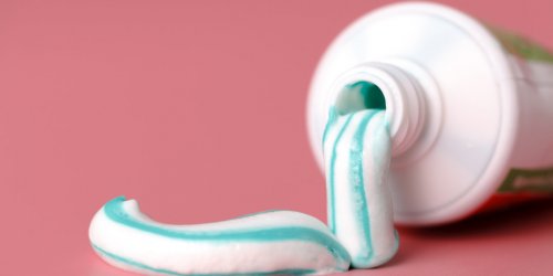 Non, le dentifrice sur le penis ne boostera pas vos rapports sexuels