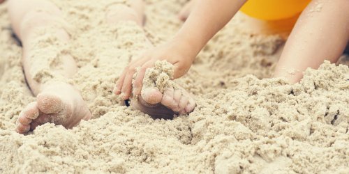 Un adolescent victime d’un ver parasite apres s’etre fait “enterre” dans le sable a la plage